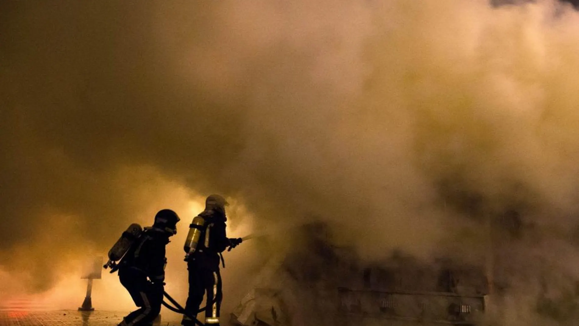 Los bomberos sofocan el fuego de uno de los contenedores