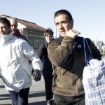El preso de ETA, Kepa Solana Arrondo, abandona la prisión de Bonxe en Lugo, arropado por familiares y amigos.