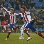 Fernando Torres celebra el gol de penalti de Mario Mandzukic