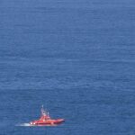 Las embarcaciones Don India (i), Salvamar Mirach (c) y Sar Gavia que realizan las labores de búsqueda de los tripulantes desaparecidos del pesquero "Mar de Marín".