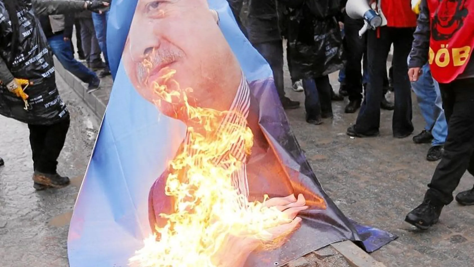 Estudiantes queman en Ankara un retrato de Erdogan