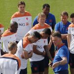El seleccionador holandés Louis van Gaal explica la táctica antes de un entrenamiento