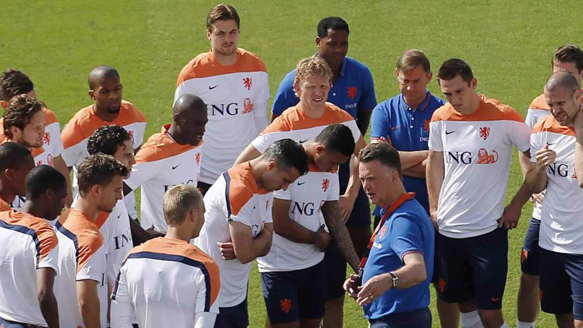 El seleccionador holandés Louis van Gaal explica la táctica antes de un entrenamiento