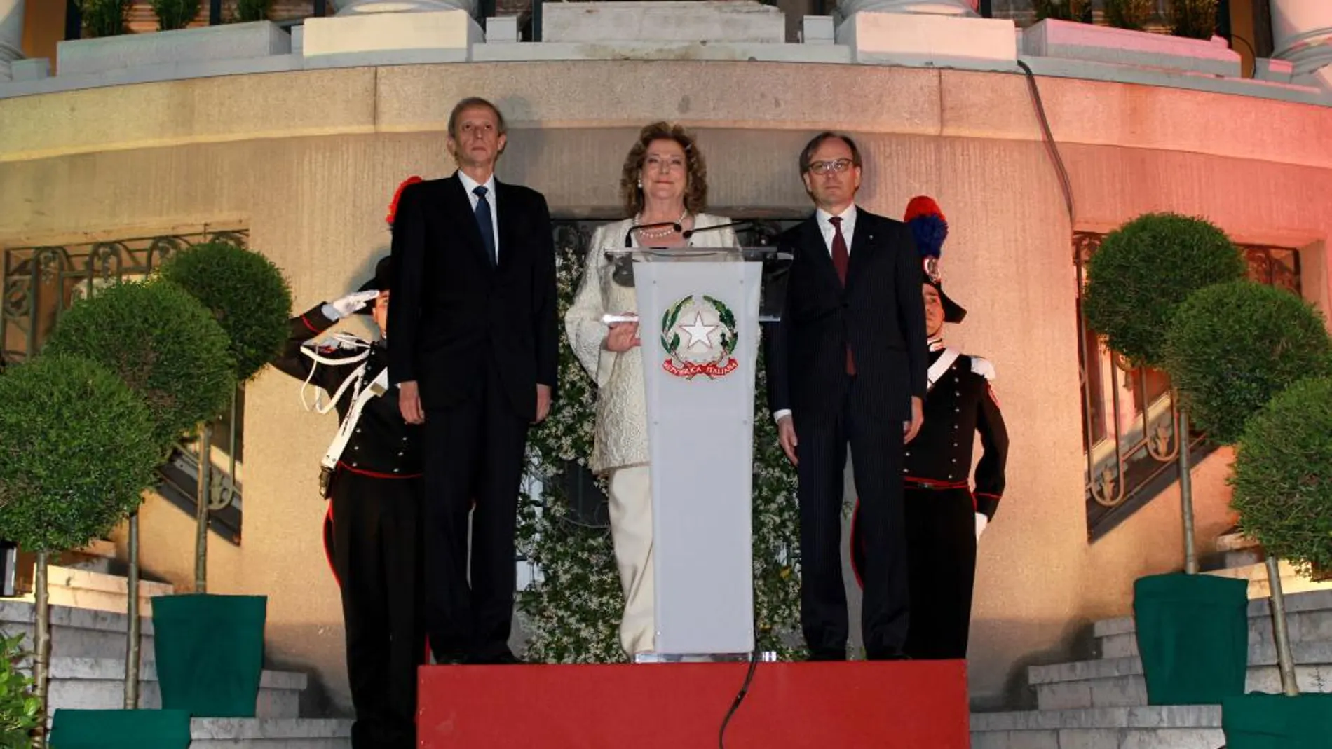 Instante en el que el Alcalde de Turín don Piero Fassino; la señora Presidenta de Expo 2015 SpA, doña Diana Bracco y el anfitrión italiano don Pietro Sebastiani, entonan los himnos nacionales de Italia y España.