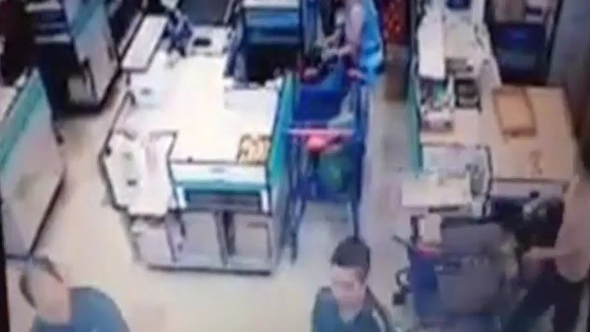 Captura de imagen en la que se ve al hombre comprando el boleto
