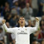 El delantero portugués del Real Madrid Cristiano Ronaldo celebra su cuarto gol ante el Elche, quinto para el equipo
