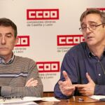 El secretario regional de CCOO, Ángel Hernández, escucha a Saturnino Fernández durante su análisis del informe elaborado por el sindicato