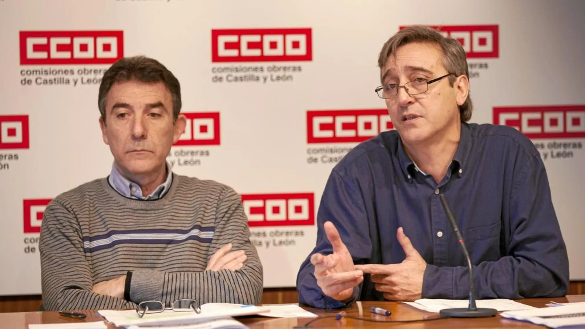 El secretario regional de CCOO, Ángel Hernández, escucha a Saturnino Fernández durante su análisis del informe elaborado por el sindicato