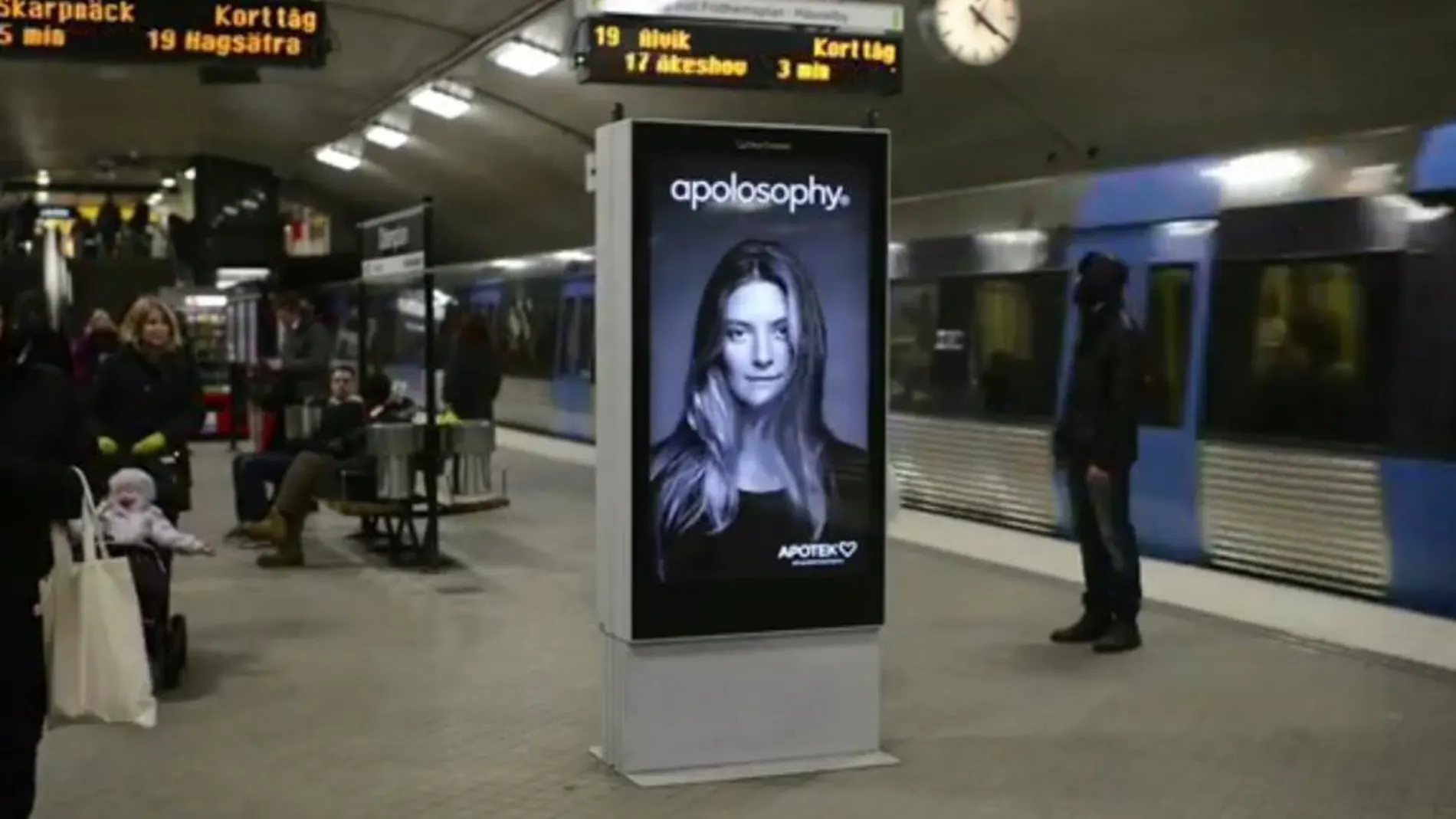 Imagen del stand publicitario con la modelo perfectamente peinada