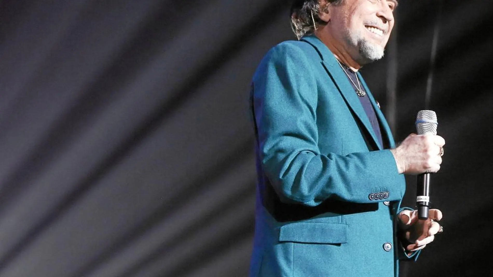 Joaquín Sabina, ayer, durante el concierto en el Palacio de los Deportes de Madrid