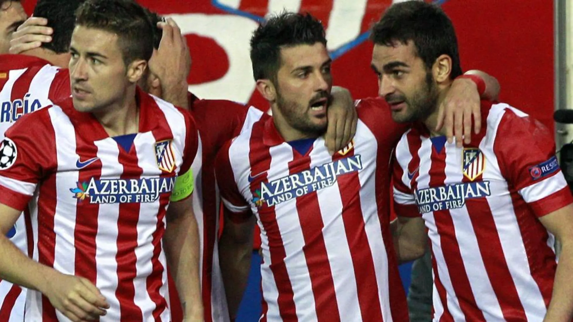 Los jugadores del Atlético de Madrid Adrián (d), David Villa (c) y Gabi celebran el gol marcado por su compañero Koke Resurrección al FC Barcelona.