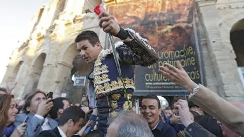 Manzanares sale a hombros del Coliseo Romano de Arles