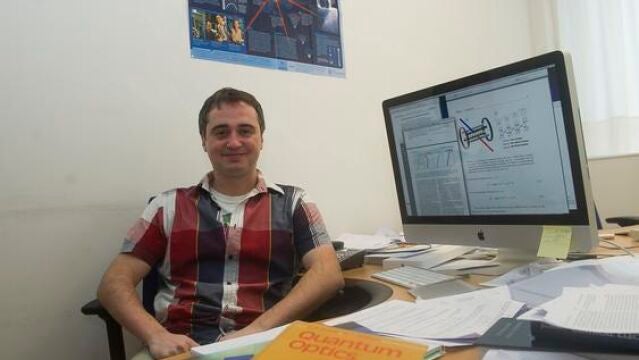 El investigador Jorge Casanova con el artículo publicado en Scientific Reports
