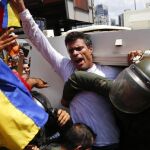 Leopoldo López en el momento de ser detenido.