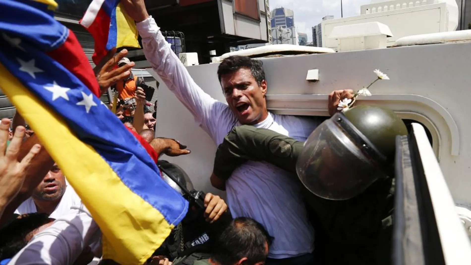 Leopoldo López en el momento de ser detenido.