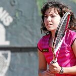 La joven tenista abulense, Paula Arias, espera una pelota, durante un partido reciente