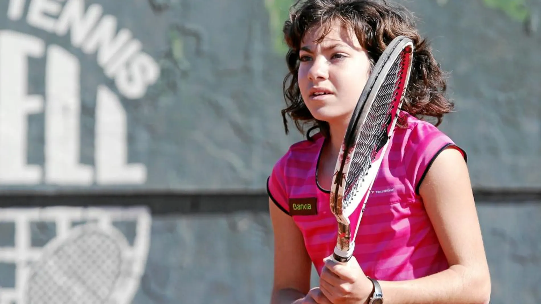 La joven tenista abulense, Paula Arias, espera una pelota, durante un partido reciente