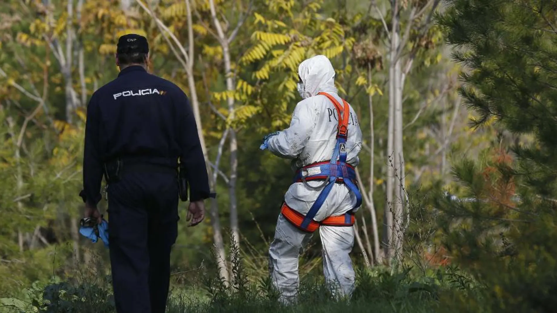 Dos agentes buscaban a primera hora de hoy a las desaparecidas en la Dehesa de la Villa, en Madrid