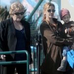 Una imagen de Julia Roberts con su hijo Henry Daniel en brazos, y su madre Betty Lou Roberts en enero de 2012 en Los Ángeles