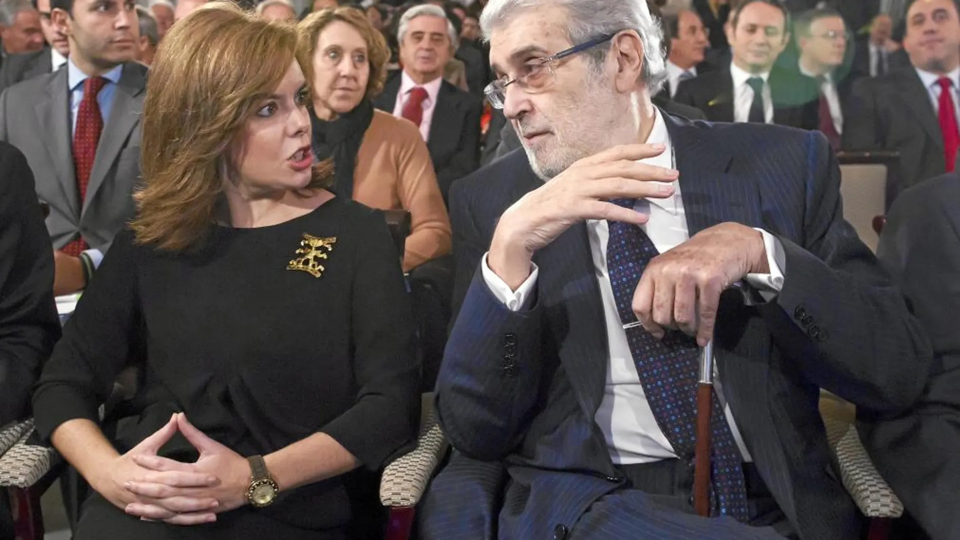 Soraya Sáenz de Santamaría habla con el presidente de Uteca, José Manuel Lara Bosch