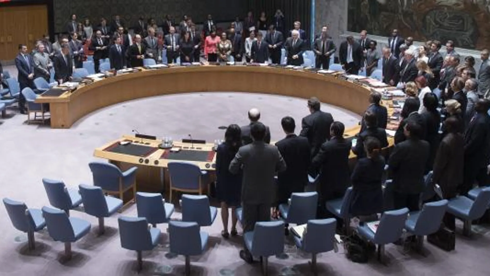 Los miembros del Consejo de Seguridad de la ONU guardan un minuto de silencio por las víctimas del vuelo de Malaysia Airlines.