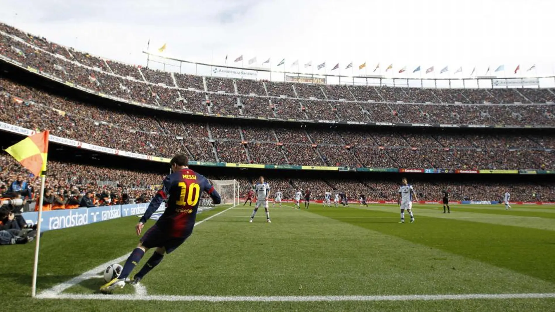 Messi lanza un saque de esquina en el Camp Nou