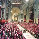 Escena una reunión del Concilio Vaticano II, convocado por Juan XXIII, mientras se dirige a los obispos en el interior de la basílica de San Pedro