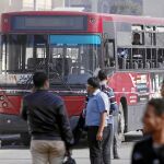 Un artefacto casero explotó junto a este autobús, en el distrito universitario de Al-Azhar, hiriendo a cinco personas