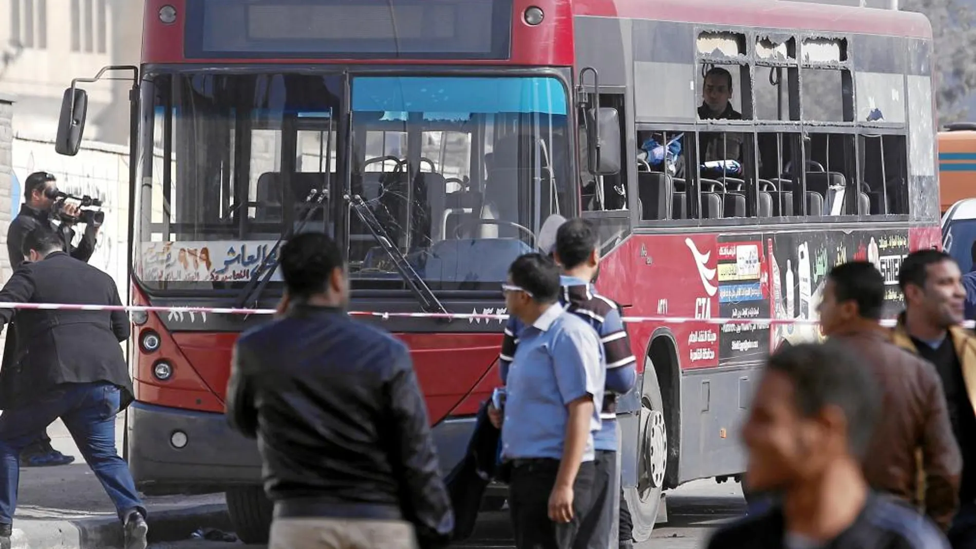 Un artefacto casero explotó junto a este autobús, en el distrito universitario de Al-Azhar, hiriendo a cinco personas