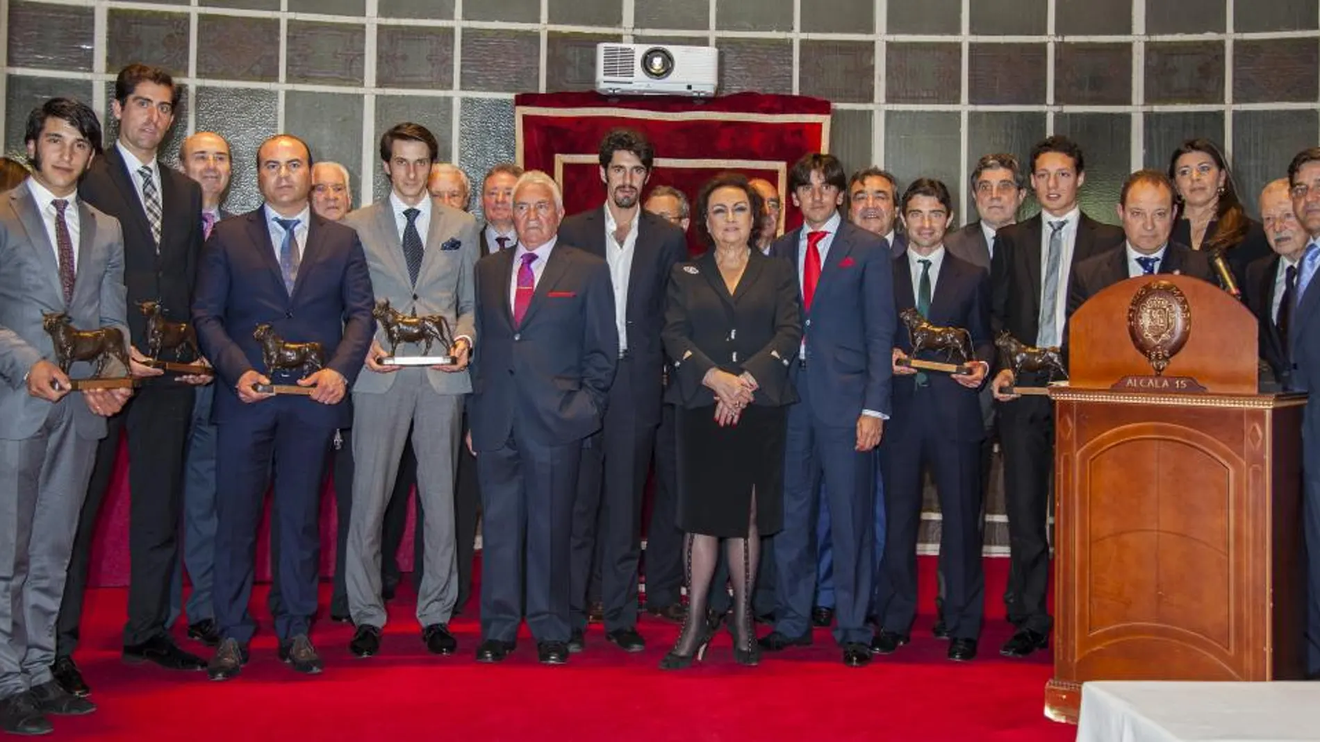 Foto de familia de los premiados anoche en el Casino de Madrid