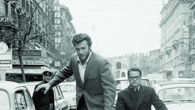 Clint Eastwood, famoso entonces por su serie de televisión «Rawhide» (1954-1965), se movía por Roma a lomos de su «skateboard»