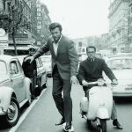 Clint Eastwood, famoso entonces por su serie de televisión «Rawhide» (1954-1965), se movía por Roma a lomos de su «skateboard»