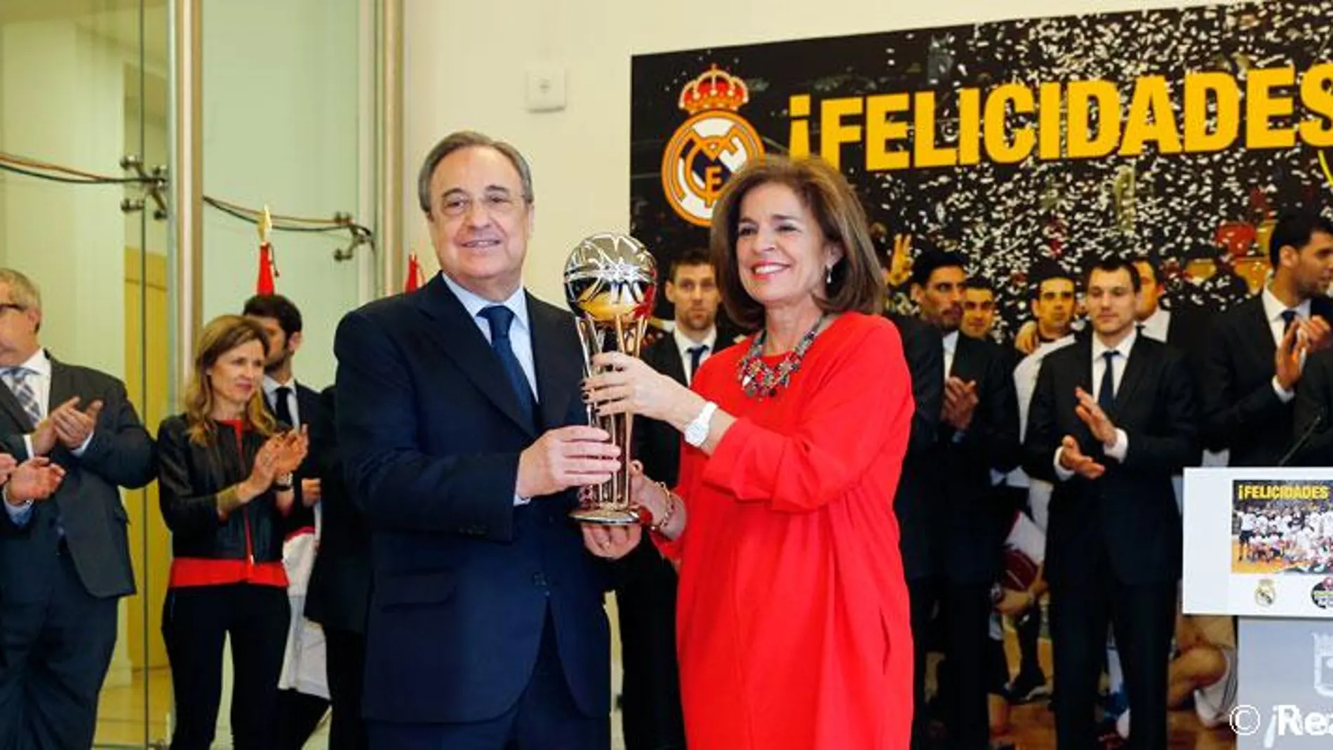 El presidente y la plantilla del Real Madrid de baloncesto, en el Ayuntamiento madrileño