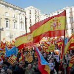 El centro de Barcelona, en una manifestación, lleno de banderas de España