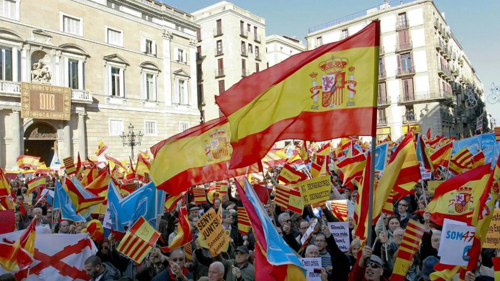 El centro de Barcelona, en una manifestación, lleno de banderas de España