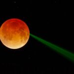 Un láser verde emana de una Luna llena maldita
