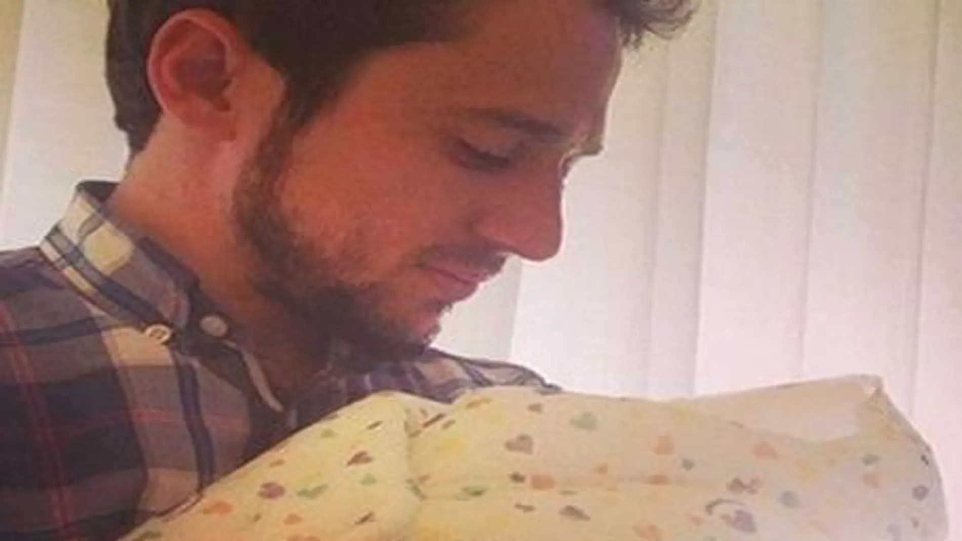 Foto de Manuel Martos con su tercer hijo, subida a Instagram