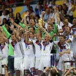 Los jugadores de Alemania levantan el trofeo que les acredita vencedores del Mundial de Fútbol de Brasil 2014.
