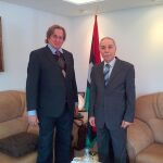 Don Joaquín Antuña, Presidente de Paz y Cooperación y el embajador de Libia en España (izq.) don Mohamed Alfaqeeh Saleh, ambos delante de la bandera de este país