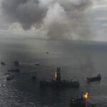 Humo saliendo de la plataforma de BP en el Golfo de México en julio de 2010.