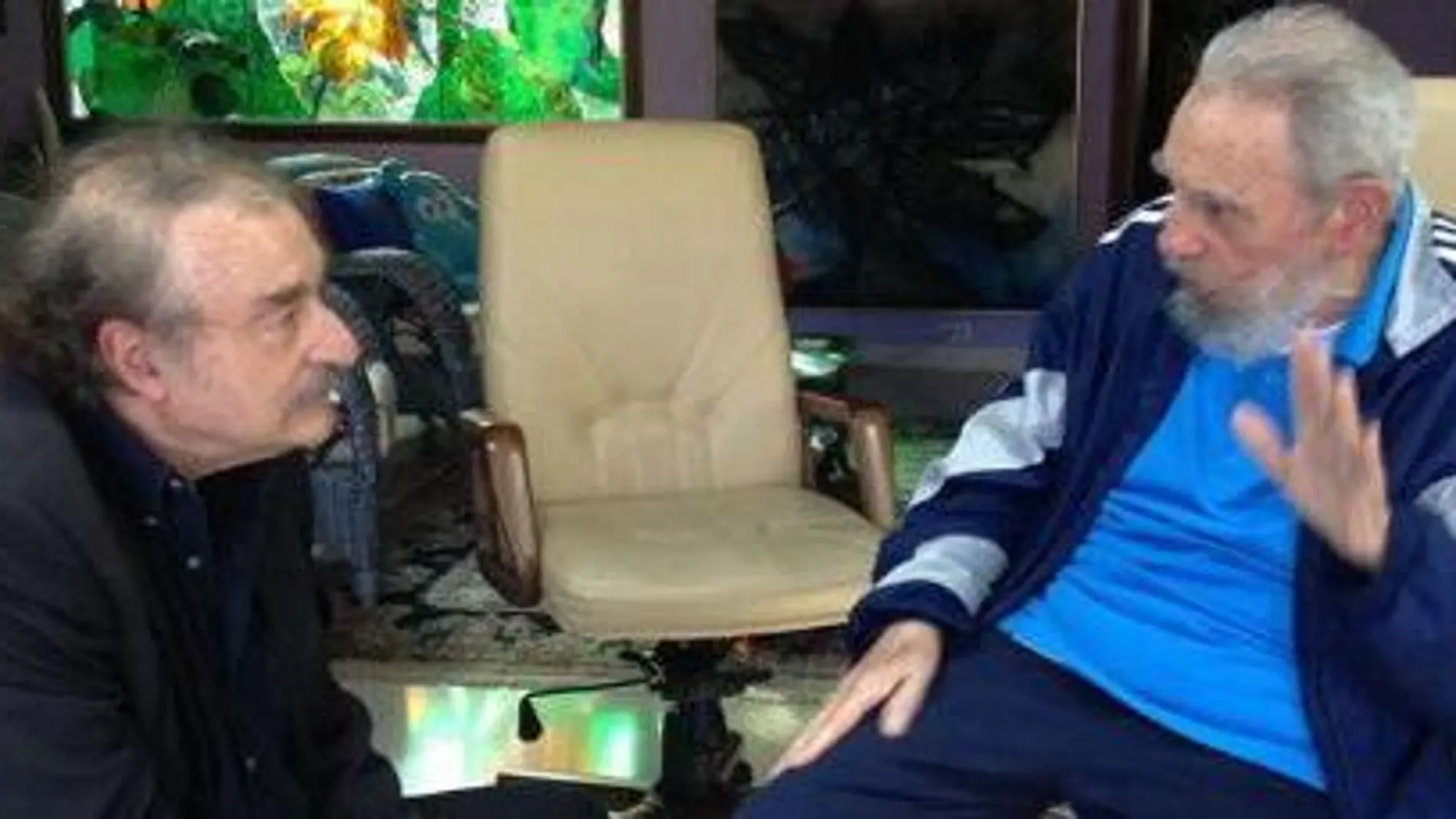 Foto tomada del sitio oficial Cubadebate, de la reunión sostenida el 13 de diciembre de 2013, entre el expresidente cubano Fidel Castro y el periodista español Ignacio Ramonet en su casa de La Habana (Cuba).