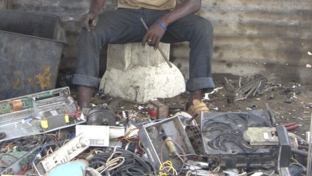 La basura electrónica acaba en los países más pobres muchas veces.