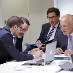 Juan Roig, a la derecha, durante una sesión de trabajo.