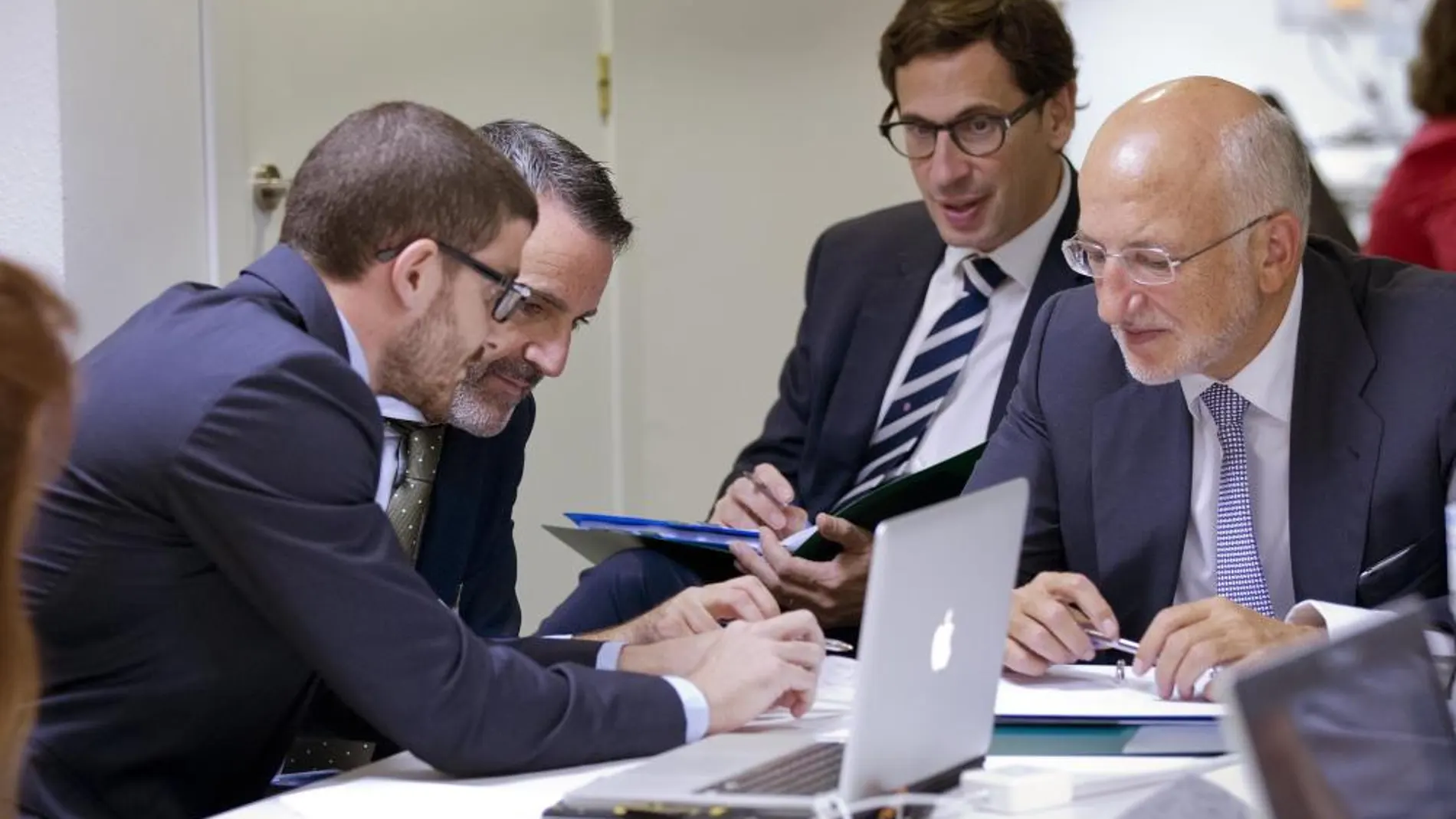 Juan Roig, a la derecha, durante una sesión de trabajo.