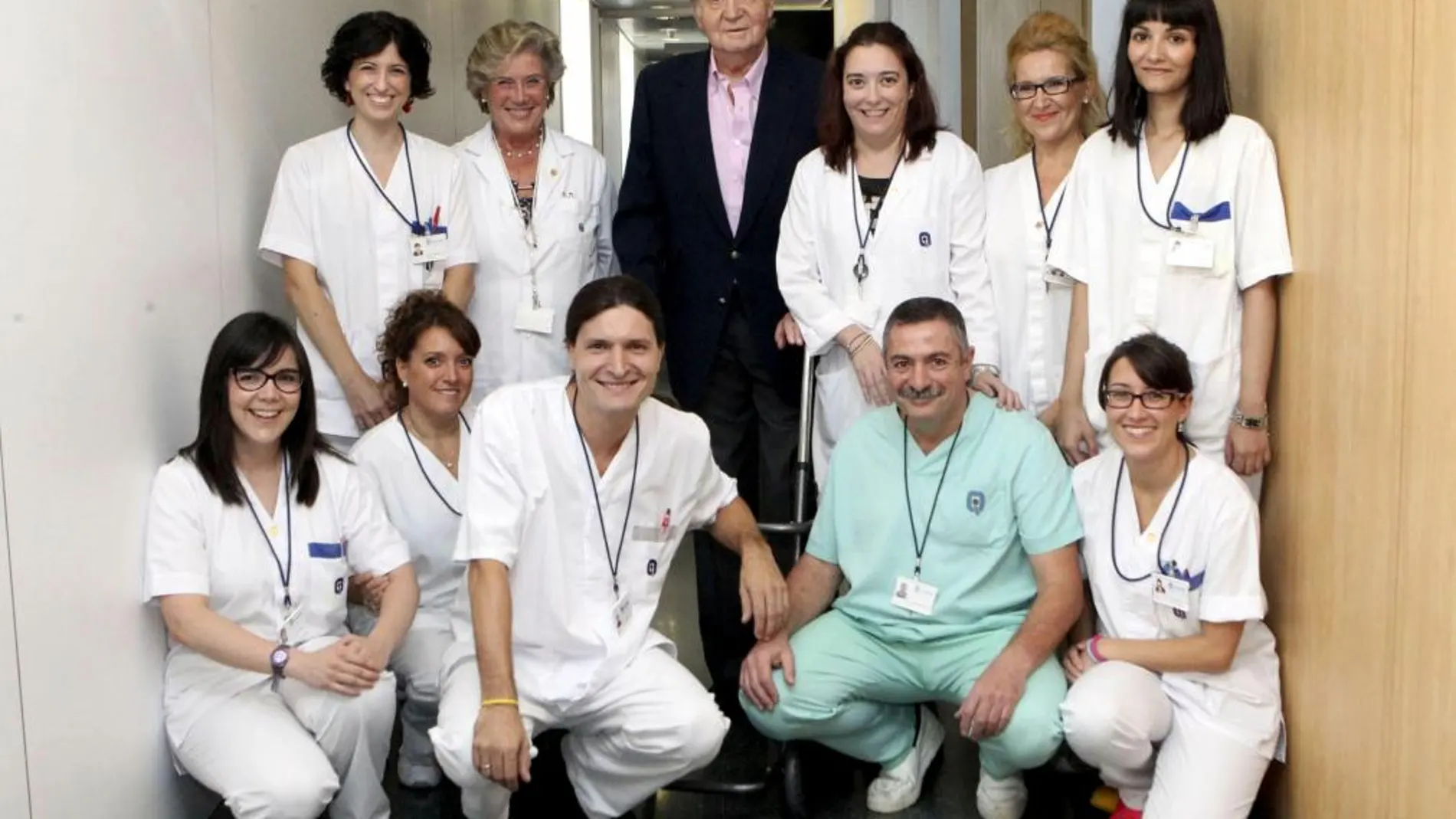 Don Juan Carlos, junto al personal del Hospital Quirón Madrid que le ha atendido, tras recibir hoy el alta hospitalaria