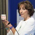 La ministra de Salud francesa, Marisol Touraine, muestra una de las cajetillas "neutras".
