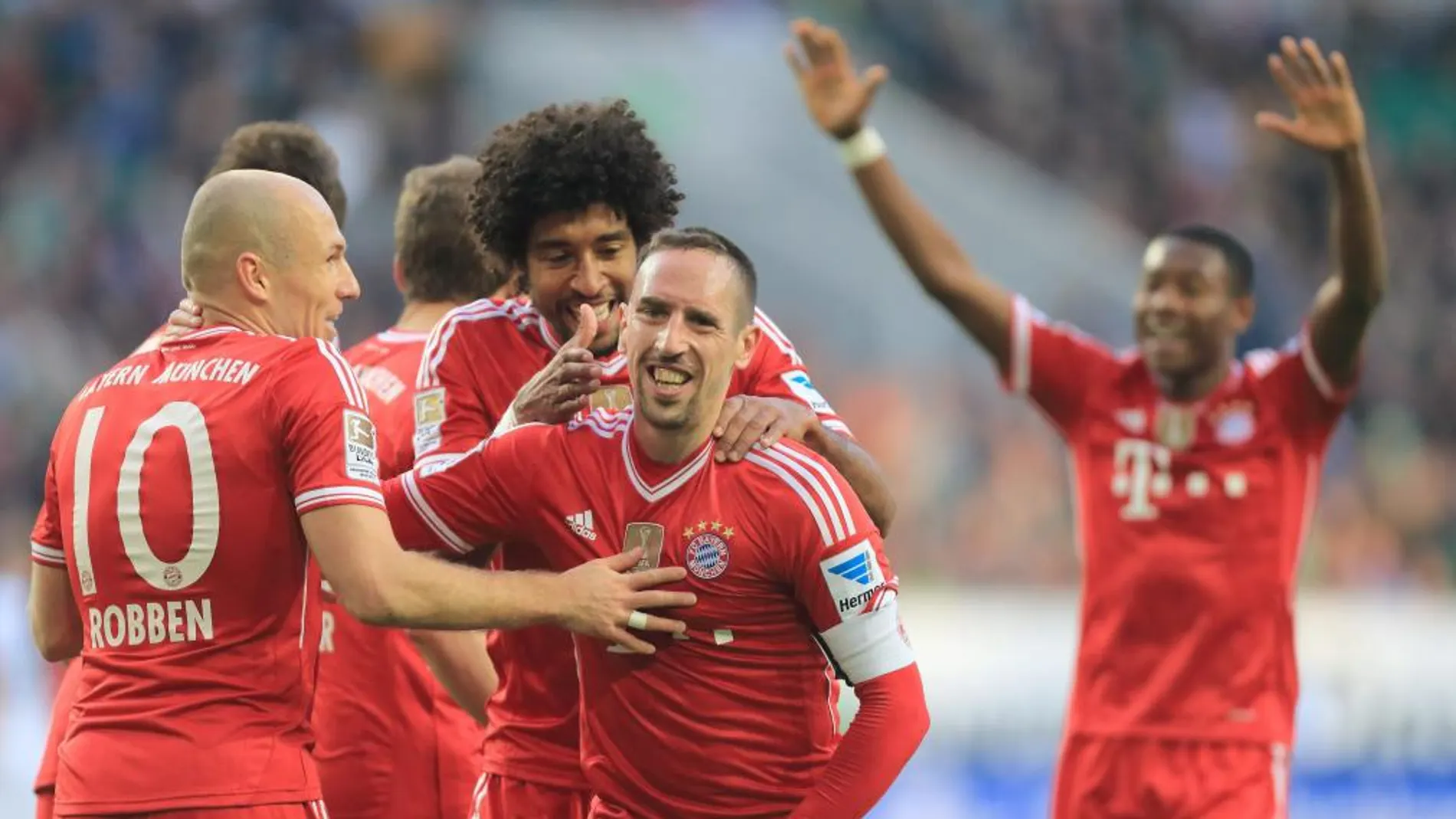 Franck Ribery celebra uno de los goles con sus compañeros.