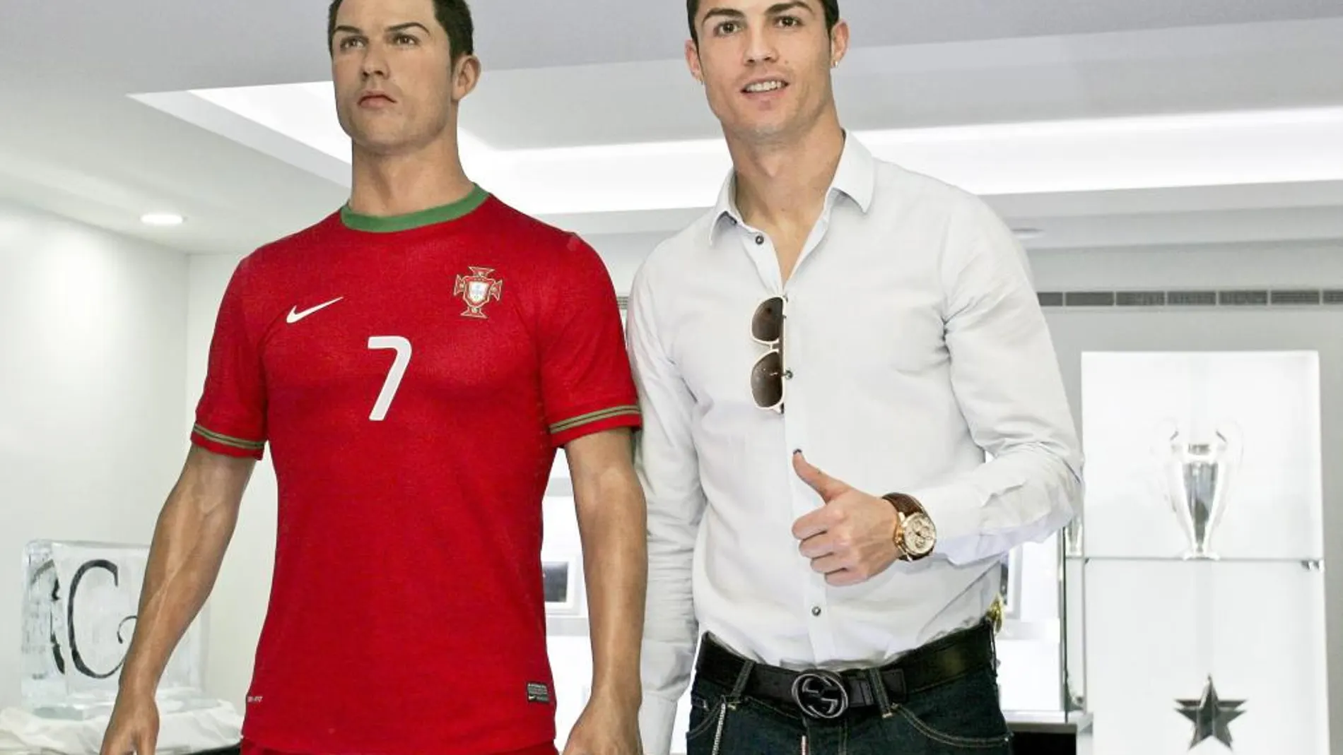 Cristiano Ronaldo, posa junto a su r'eplica en cera en el museo CR7, inaugurado hoy en Funchal, Madeira.