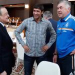 Rául, junto a Florentino Pérez y el técnico Carlo Ancelotti, esta mañana en Doha