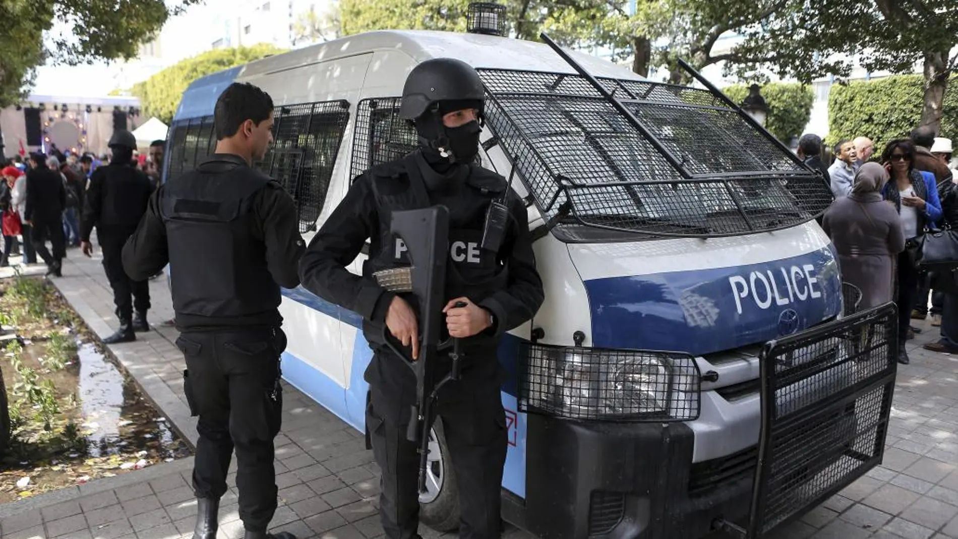 Agentes de policía tunecinos permanecen en guardia en la avenida Bourguiba.